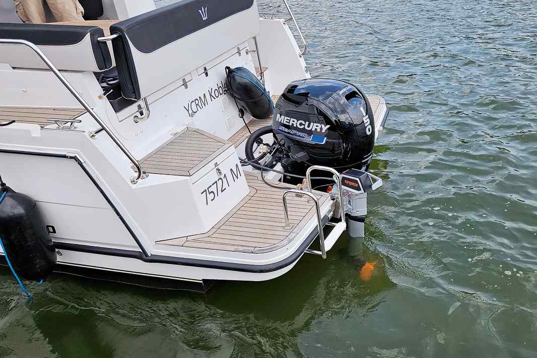 Division of labour at the stern of the Neon 910 "Luna M": 150 hp Mercury and 4.4 kW Torqeedo.