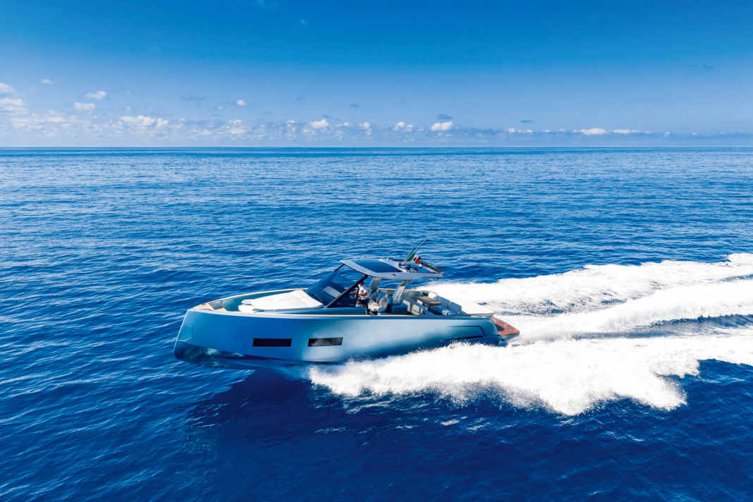 Die 14 Meter lange Pardo 43 ist mit ihren zwei je 480 PS starken Volvo-Motoren antrittsstark und kommt auf einen Topspeed von 37 Knoten.