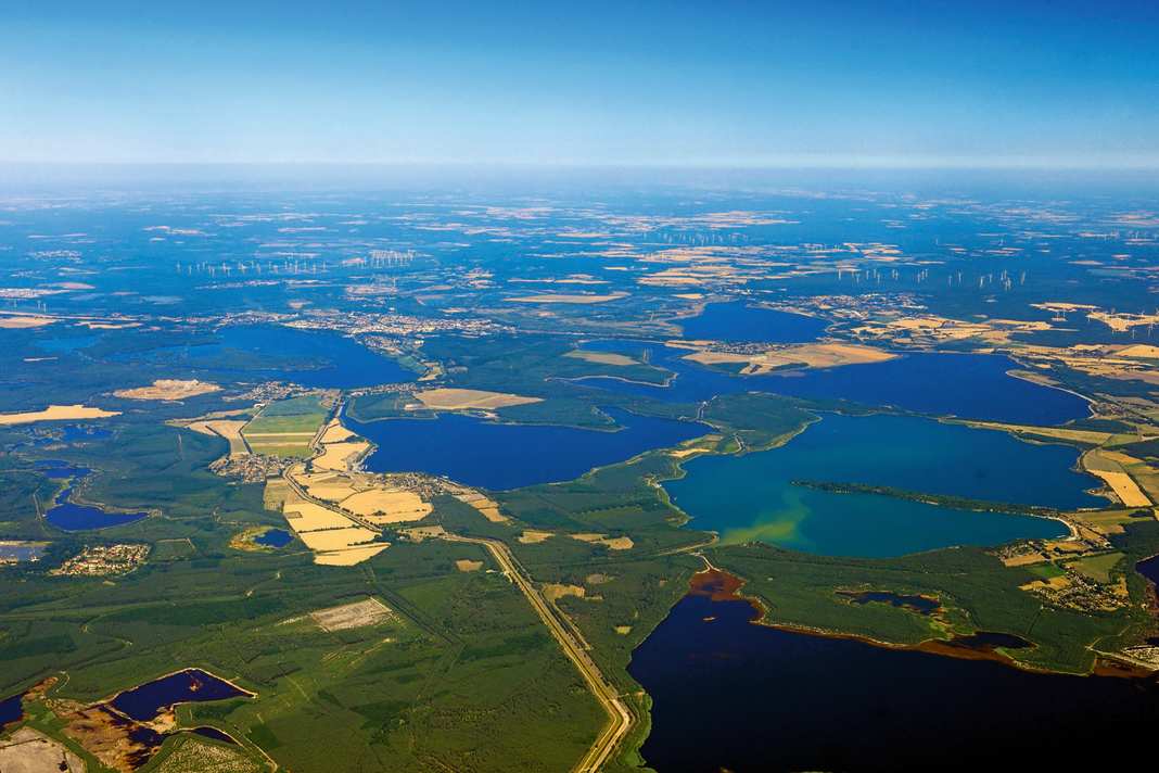 2.300 milioni di metri cubi d'acqua sono stati convogliati dai fiumi Sprea e Neisse nei nuovi laghi. Una quantità tre volte superiore a quella che confluisce nel Müritz.