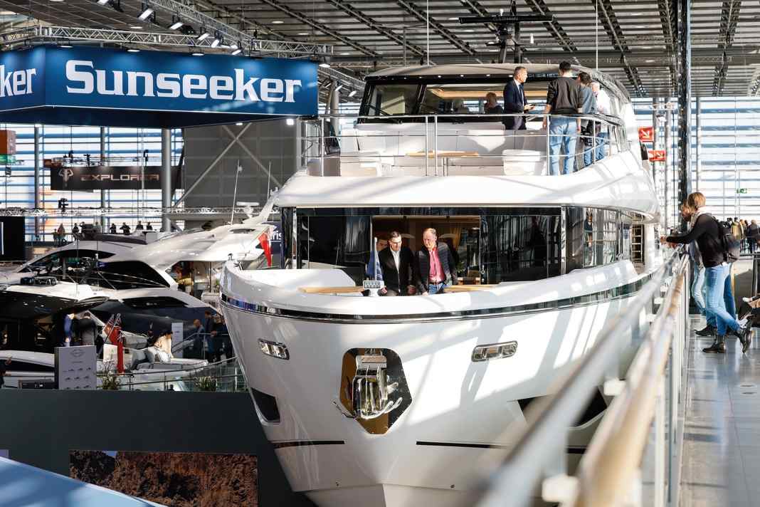 Großformate auf dem Trockenen:  Auch dieses Jahr punktet die Superyacht- Halle 6 wieder mit zahlreichen Welt- premieren und Neuheiten, die außerhalb ihres Elements noch größer wirken.