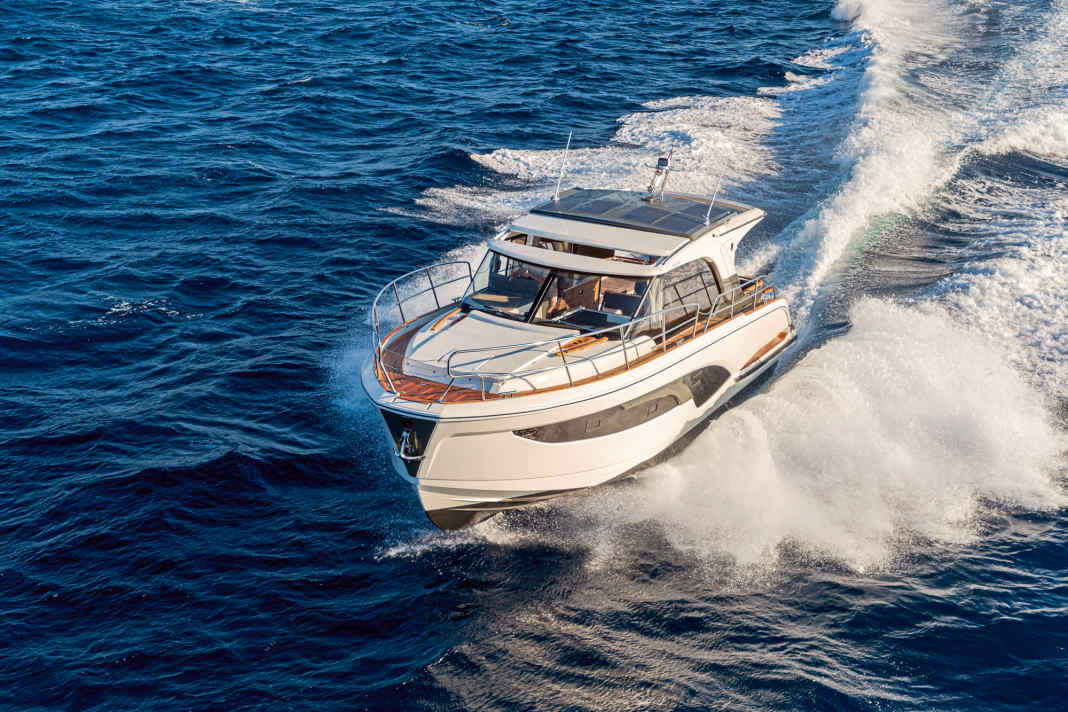 Auch bei Welle macht die ­Marex 390 eine gute Figur. Die großen Solarpaneele auf dem Dach sorgen für willkommene Autarkie am Anker- oder Liegeplatz.