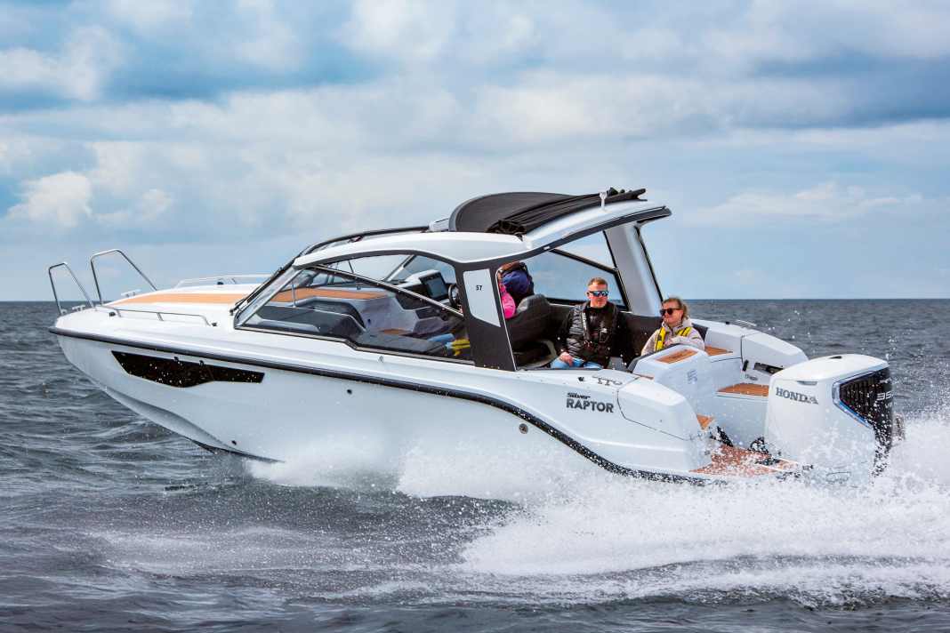 Full speed ahead! The Silver is pleasant to ride even in waves and is manageable for everyone.