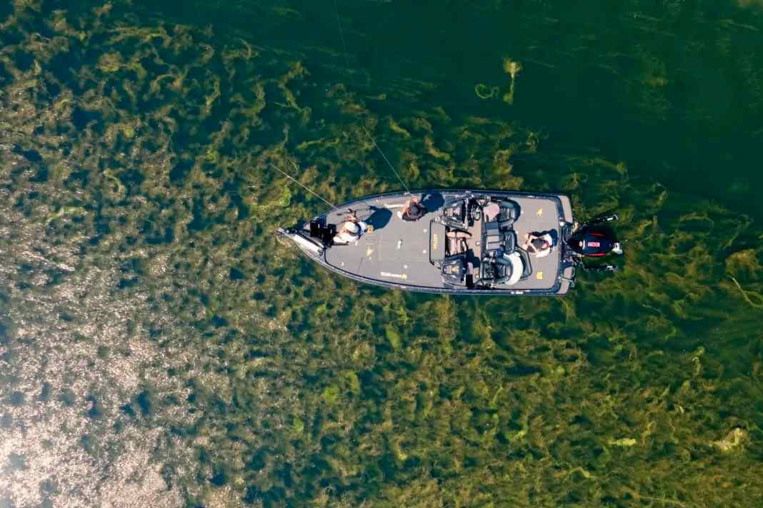 Das Experiment Rivertour: Ein Bassboot wird zum schwimmenden Zuhause auf Zeit, ohne Dach, Kojen und WC.