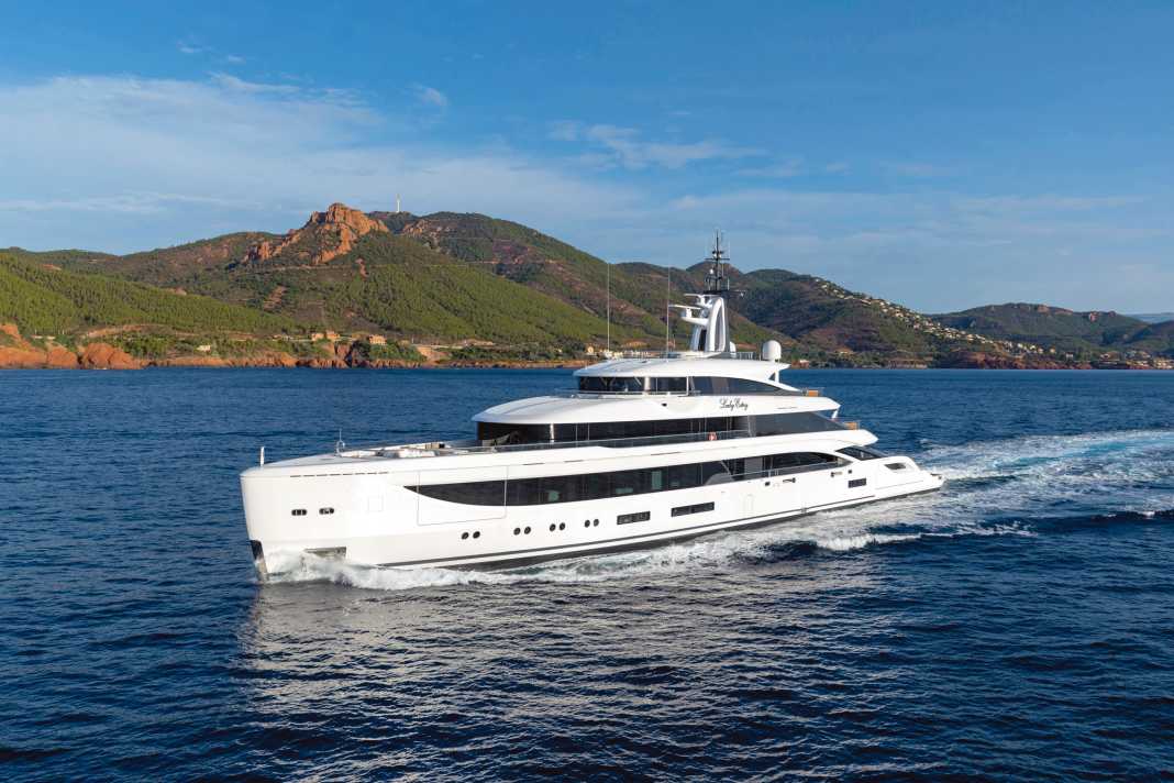 Starke Plattform: Die 67 Meter lange „Lady Estey“ sammelt mit bis zu 16 Knoten Meilen. Das britische RWD Studio lehnte das Exterieur der B.Now 67M an das der erfolgreichen kleinen Schwester an.