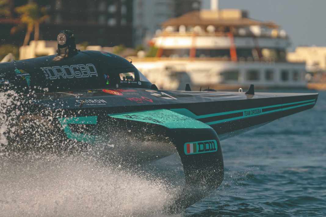 Team Drogba beim freien Training zum Dschidda GP auf der Corniche Obhur. Der RaceBird mit der Startnummer elf markiert den offiziellen Start in die zweite Saison der E1.