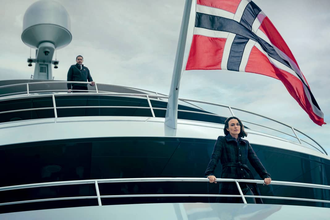 "La femme de la cabine 10 : La journaliste jouée par Keira Knightley se fait reluquer par le capitaine.  Le thriller de Netflix se déroule sur "Savannah".