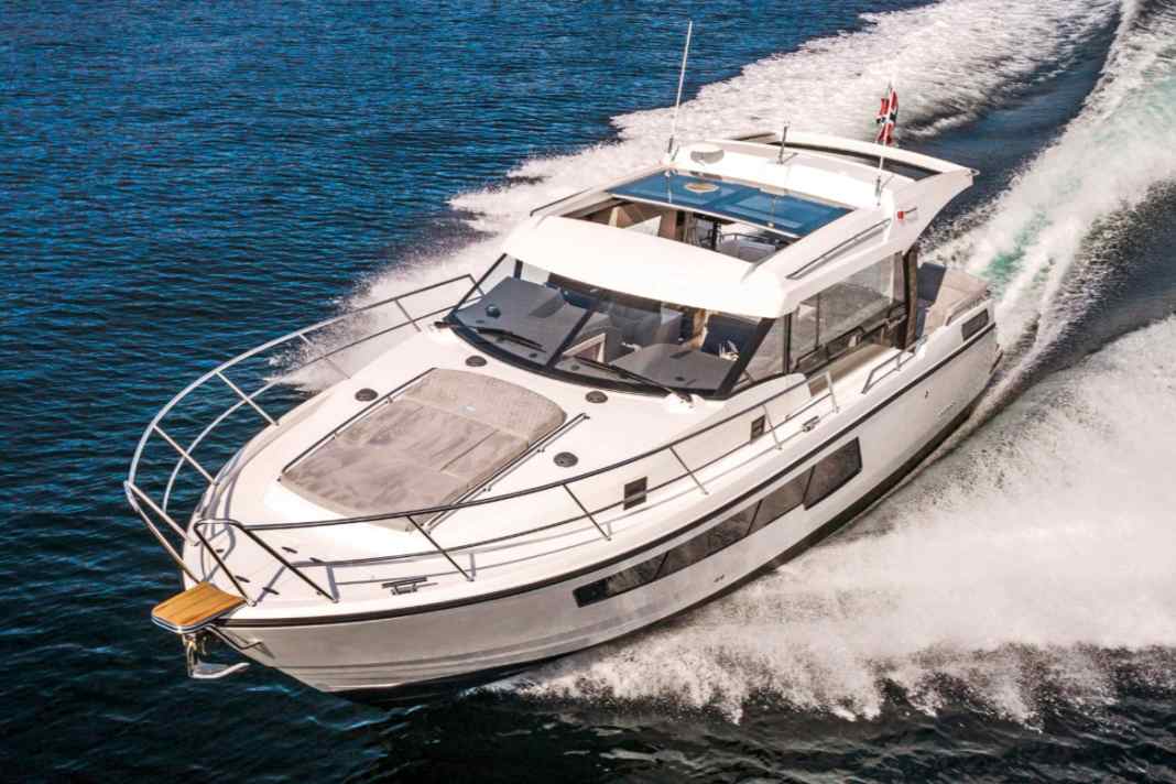 Die Skilsø 39 Panorama ist ein typisches Urlaubsboot. Sie kann aber auch für entspannte Tagesausflüge verwendet werden. Liegeflächen gibt es zum Beispiel auf dem Vordeck.