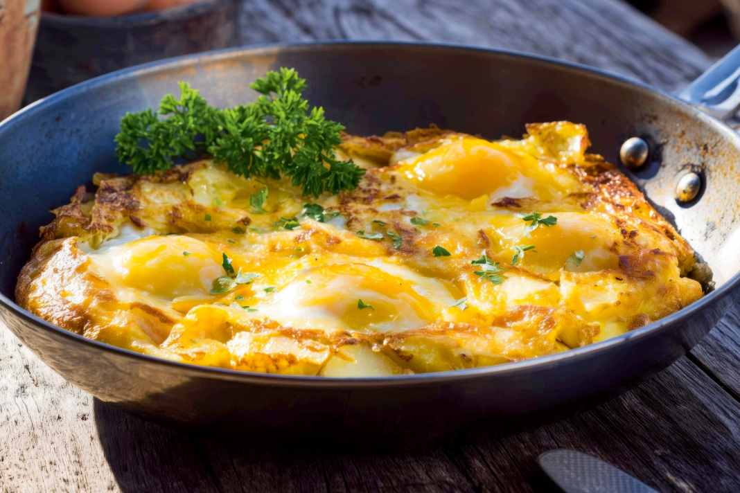 Rustikale Tortilla mit Kartoffel und Ei.