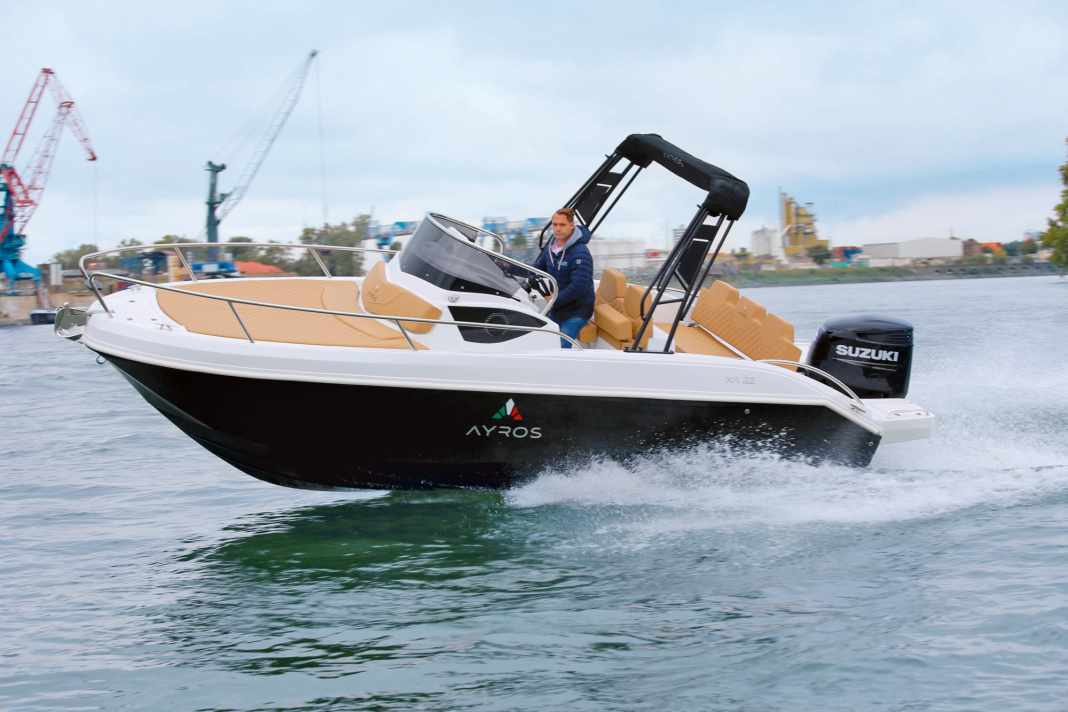 Die Seitenansicht zeigt: Die Ayros XA 22 sieht sportlich, aber auch hochbordig aus. Letzteres kommt dem 1,50 Meter hohen Innenraum und damit der Crew zu Gute.