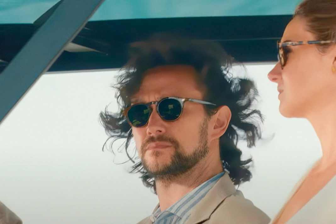 Transfert : Nick Bali (Joseph Gordon-Levitt) et la commanditaire Penelope Vardakis (Shailene Woodley) s'approchent de "Geco" en chaseboat.