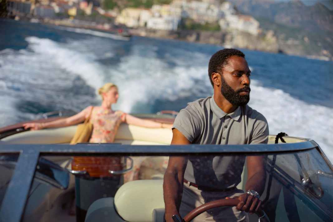 In missione: l'agente della CIA interpretato da John David Washington raggiunge il marito Andrei Sator tramite Katherine "Kat" Barton.
