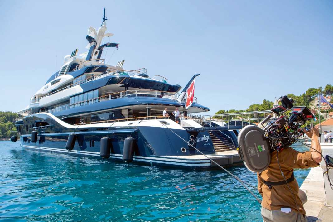 Sommer 2019: Das Produktionsteam boardet die 85-Meter-Lürssen „Solandge“ im kroatischen Cavtat. Erstgewassert wurde der Øino-Riss 2013.