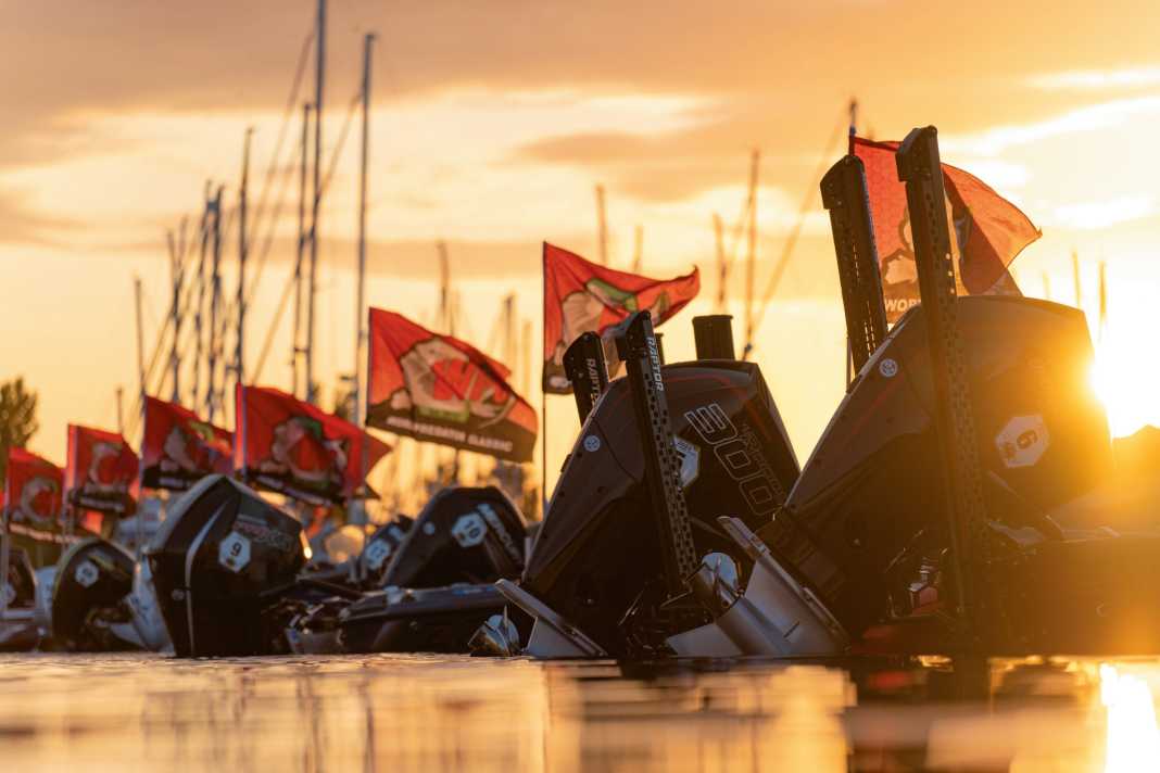 Wenn der Tag noch flüstert: Eine ganze Flotte am Steg, still und bereit – gleich wird aus Startstimmung Wettbewerb.
