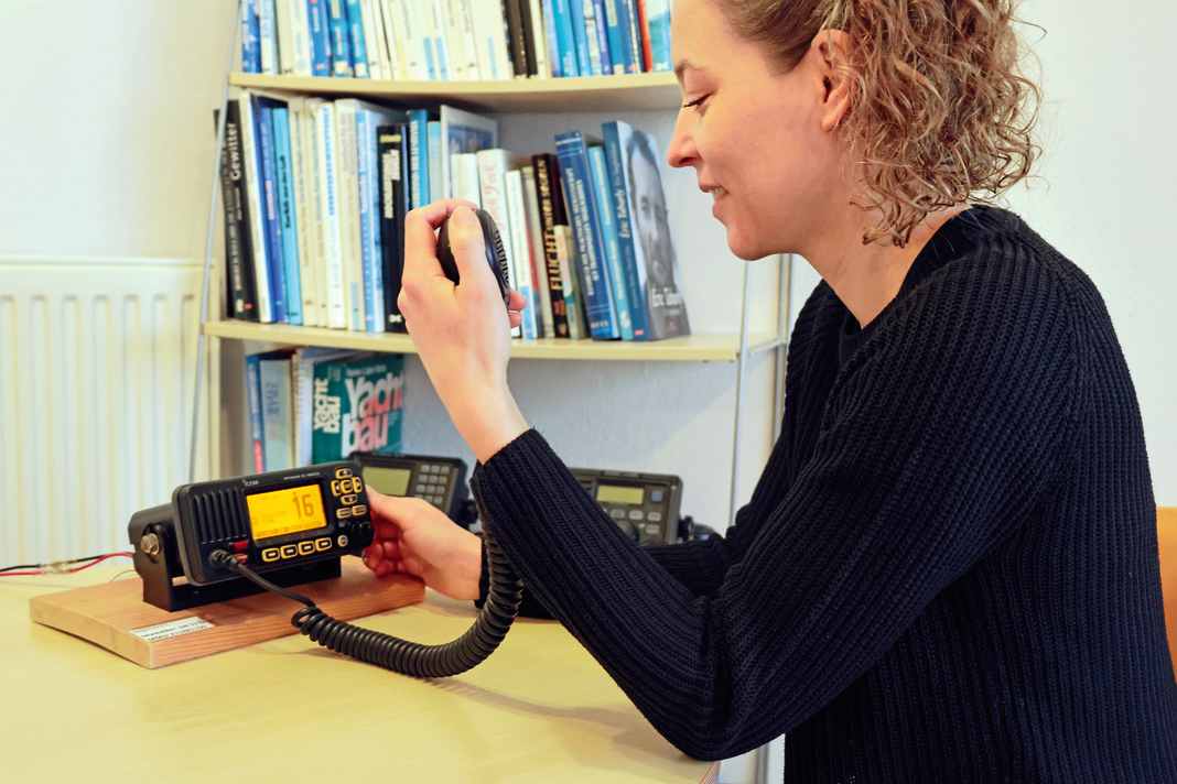 On the way to the official radiotelephony licence: radio courses teach more than just theory.