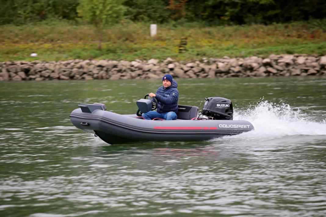 The Aquaspirit S350 C on the Rhine off Altrip. The boat lies well in the water.