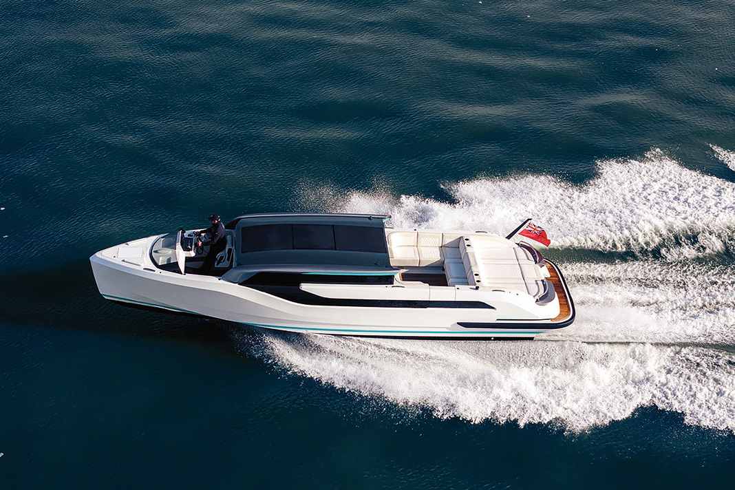 The 6.25 tonne limousine 11.65 model is powered by two Yanmar engines, which enable sporty transfers.