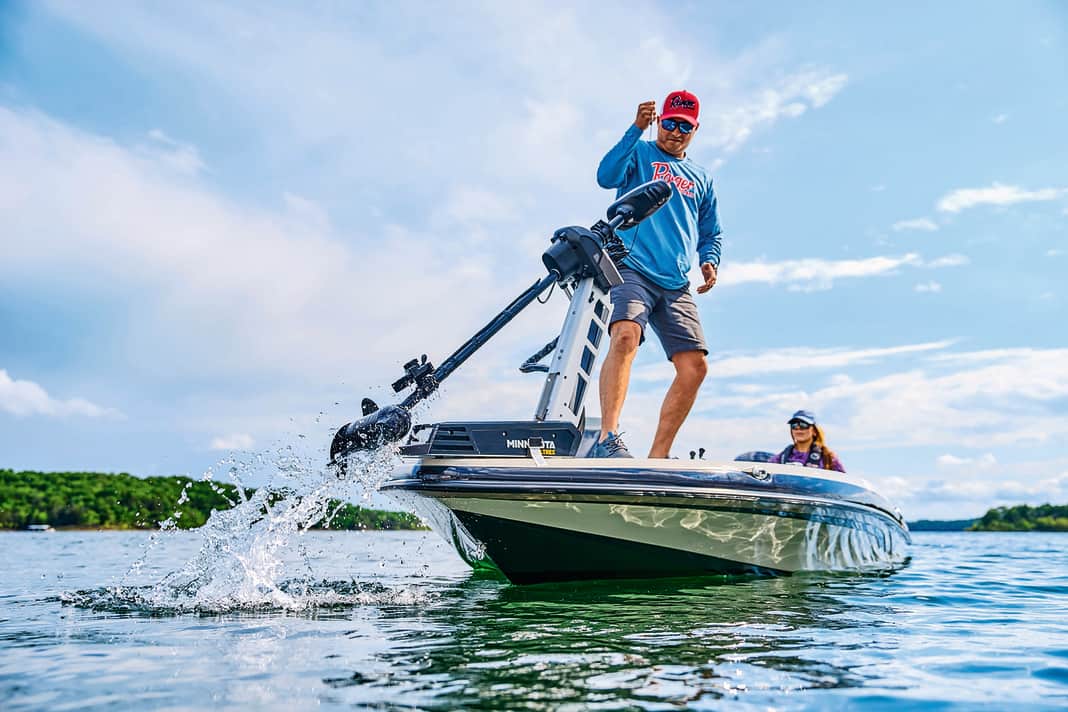 A handle:
After use, the bow engine is brought on board. With the outboard motor
at the stern.