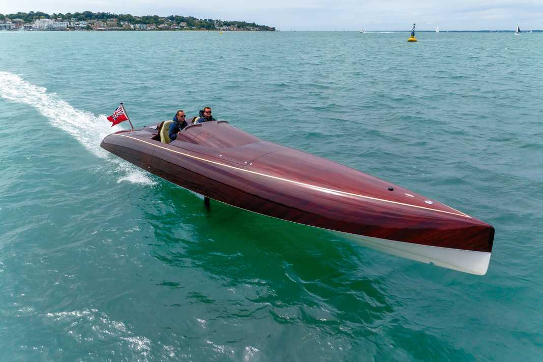 Holz mag nicht unbedingt die naheliegendste Wahl für den Bau eines leichten Rumpfes sein, doch Spirit Yachts ist genau darin versiert.