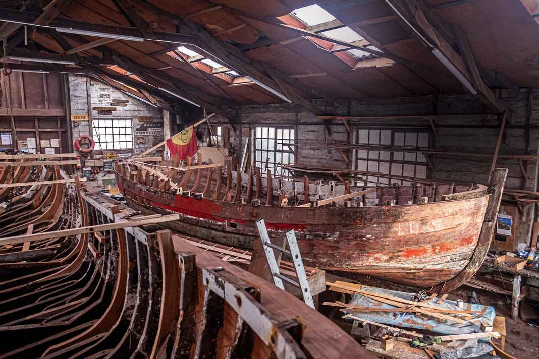 Blick in die Holzhalle. Hier sieht es immer noch genauso aus wie schon zu Urgroßvaters Zeiten.