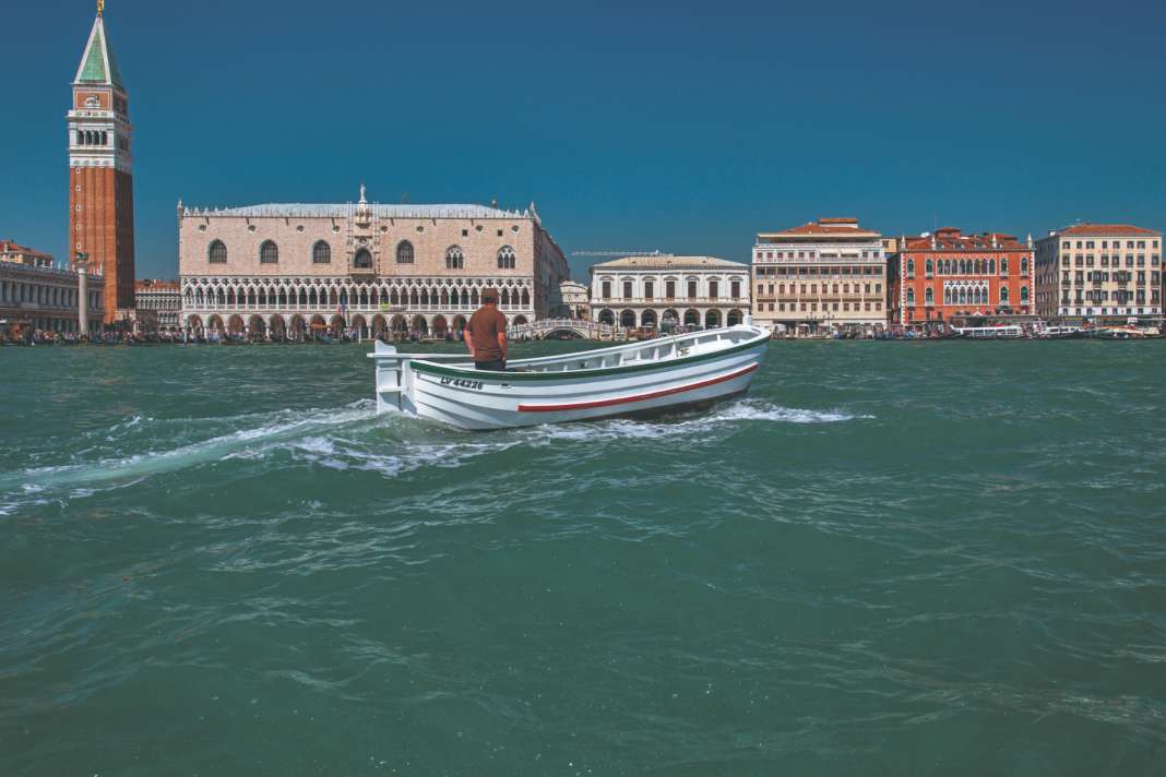 Rainer Hatecke steuert das Helgoländer Börteboot  „Elena“ durch die Lagune  von Venedig. Seine Werft in  Freiburg an der Elbe gibt es  schon seit 165 Jahren. Ein  Großteil aller Börteboote  wurde dort gebaut.