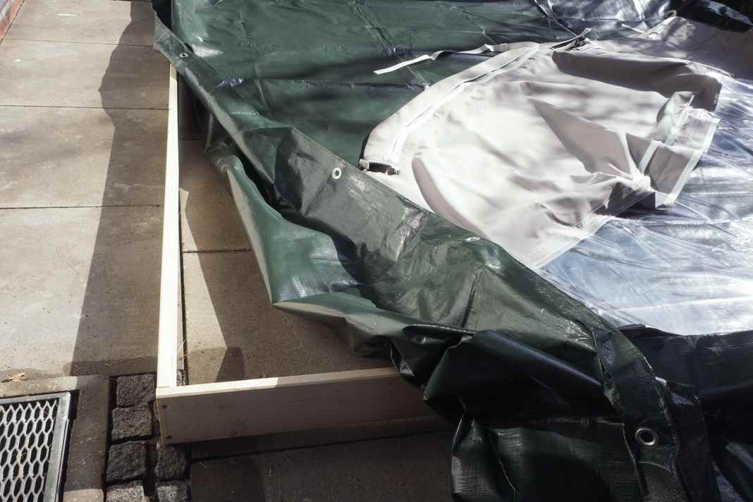 Step 1: A frame made up of four planks, each 2.50 metres long and 10 centimetres high, and a mesh tarpaulin serve as a makeshift pool.