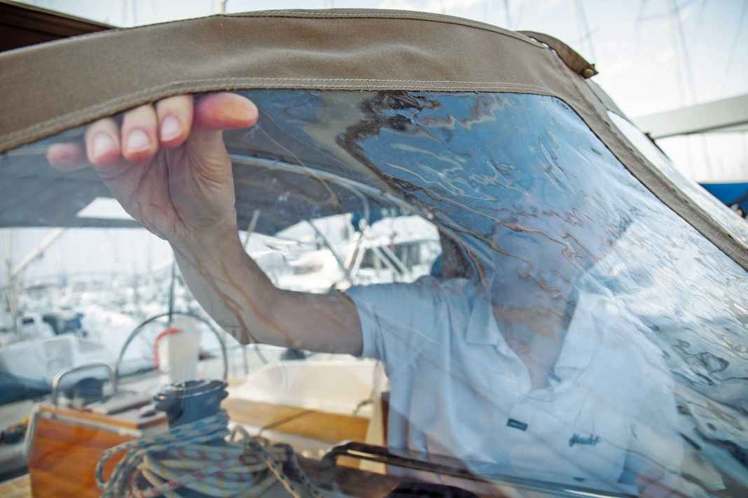 Visual inspection: Mould stains usually 
appear on the inside of the sprayhood.