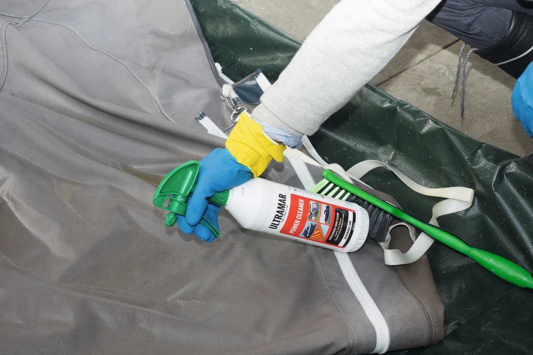 Schritt 1: Der Power Cleaner enthält Chlor und sollte gleichmäßig auf die trockenen Tücher gesprüht werden.