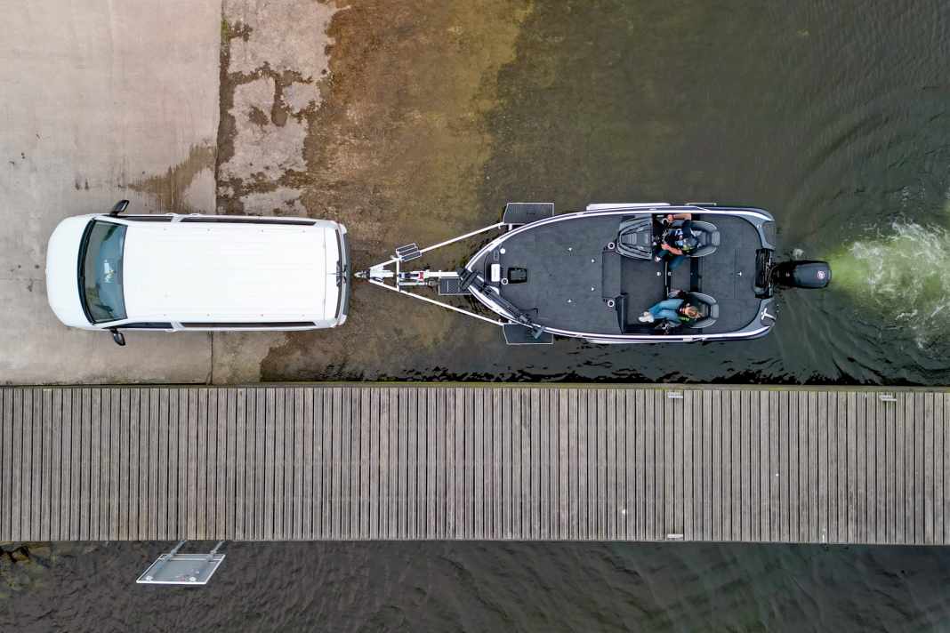 Wenn am Ziel eine geeignete Sliprampe zur Verfügung steht, kann das Boot mit ein wenig Routine schnell gewassert, ...