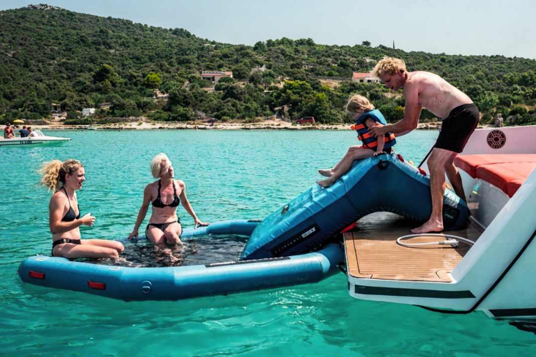 Die Schwimmende Hängematte bietet ausreichend Platz für zwei Erwachsene im Wasser.