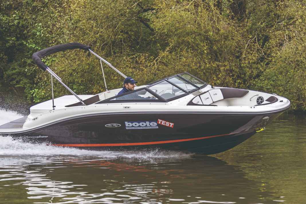 Die Sea Ray 190 SPXE Pfister-Edition: Das wirtschaftliche Reisetempo liegt im effizienten Gleitbereich zwischen etwa 22 und 26 Knoten. Der 113-Liter-Tank ist ausreichend für herkömmliche Tagestouren im Wassersport- und Badebetrieb. | Foto BOOTE/ Morten Strauch