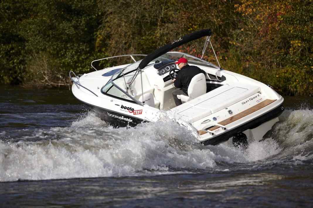 Sea Ray 210 OVE im Boote Test. Das Foto zeigt ein baugleiches Boot.