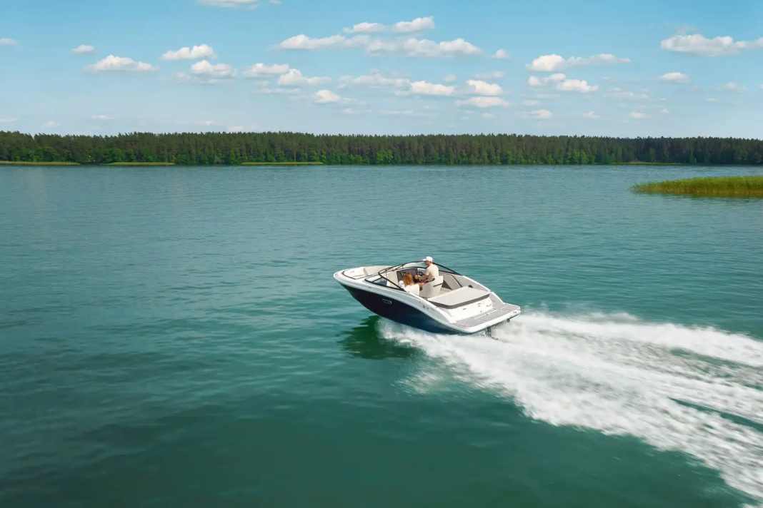As a classic bowrider, the Sea Ray 190 SPXE makes the most of its overall length of just under six metres by dividing the space into a bow seating area and an open cockpit.