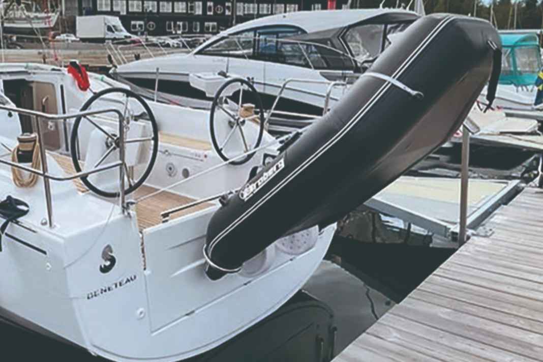 Das universelle Modell Flex wird mit Gurten am Heckkorb montiert und eignet sich für Boote ohne externe Badeplattform.