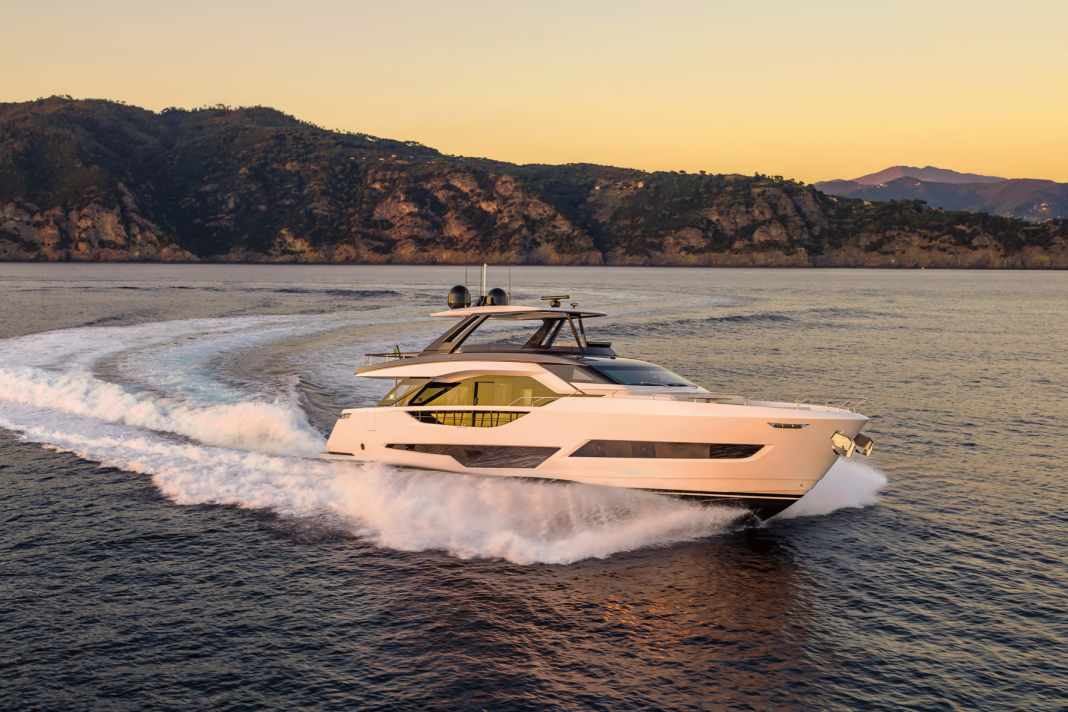 Schön schnell: Je nach dem gewählten Antriebs­paket läuft die Ferretti 800 bis zu 31 Knoten.