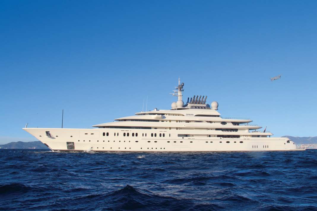 Platz 10: Opera, Länge: 146,35 m | Die 146 Meter basieren auf „Sassi“, die im September 2018 im Bremer Schwimmdock durch ein Feuer fast zerstört wurde. Das Wrack brachte Lürssen zurück nach Hamburg, wo schon die Metallarbeiten stattgefunden hatten. Trotzdem blieb der Eigner, ein Scheich aus Abu Dhabi, Werft und Maß treu. Sein 22 Meter breiter Schatz für 50 Gäste nahm Form an und reiste zum Ausbau nach Bremen Berne. Stapellauf war im März 2023. | Werft: Lürssen, 2023; Designer: Terence Disdale; Antrieb: dieselelektrisch