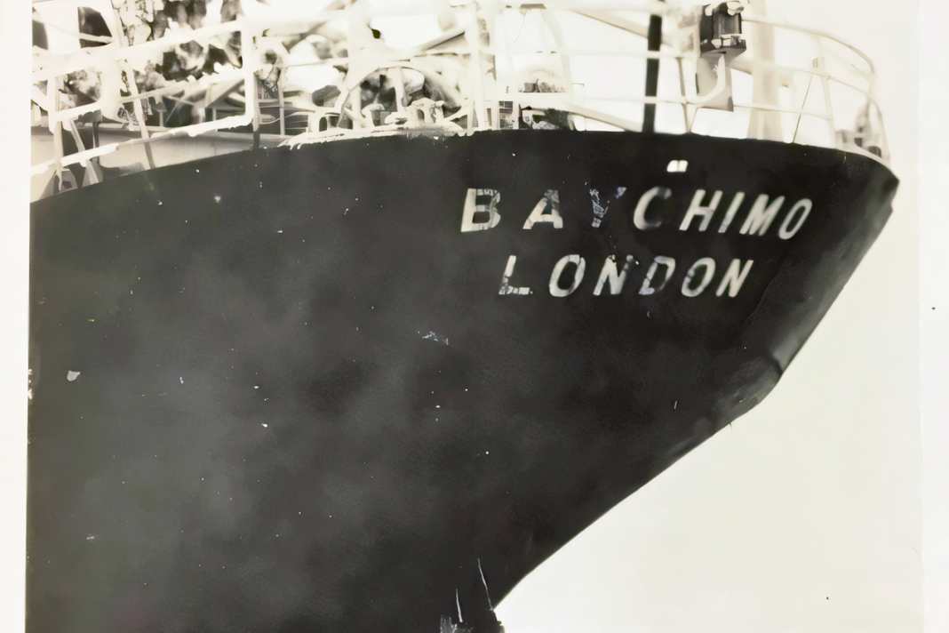 In 1931, crew members tried to protect the rudder of the ‘Baychimo’, which was stuck in the ice, from damage – but to no avail.