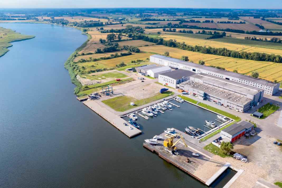 Seit 1982 baut Galeon bei Danzig Motorboote. Mit den neuesten Modellen drängt die Werft, die komplett auf Eigenfertigung setzt, in die Nische der Luxuswerften.