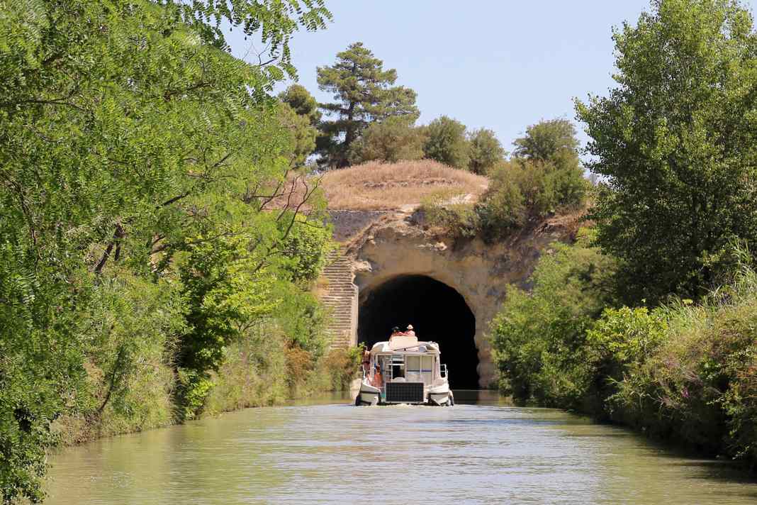 Der Tunnel de Malpas war der erste für einen Kanal gegrabene Tunnel der Welt. 173 Meter führt er durch den Hügel von Ensérune.