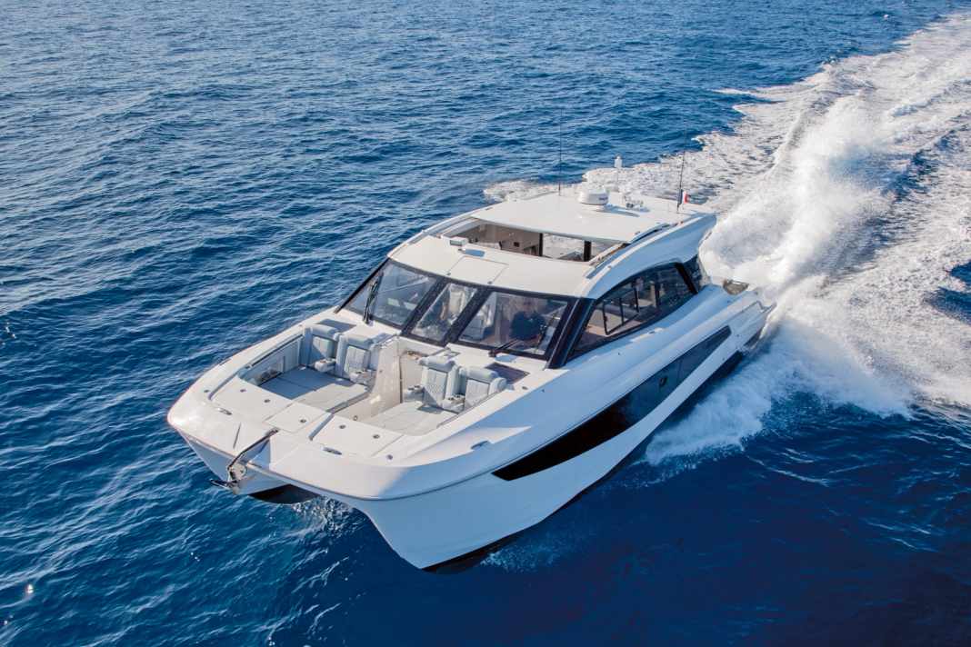 The 42-foot catamaran at full speed: powered by two engines, the Aquila 42 Coupe reaches 40 knots.