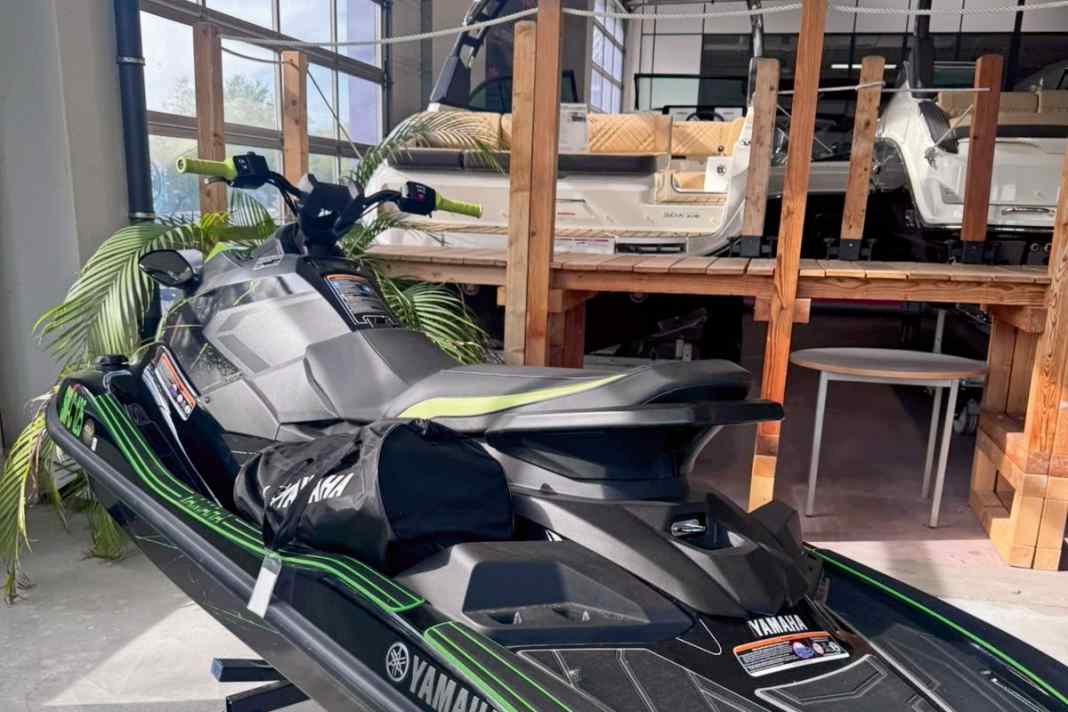 Motocross-Konzept: Neongrüne Griffe und erhöhte Lenkerstange prägen das Cockpit des Yamaha WaveRunner, ...