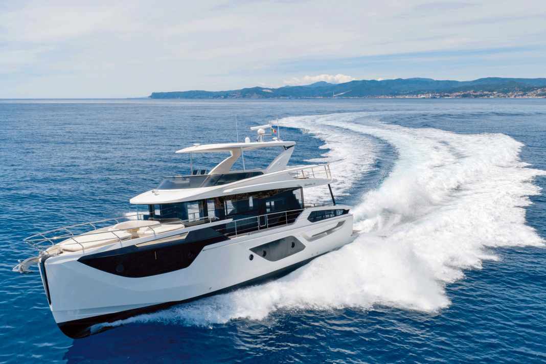 Die Absolute Navetta 58 im Rausch. Die große Flybridge mit dem
zweiten Steuerstand ist teils mit einem Hardtop überdacht.