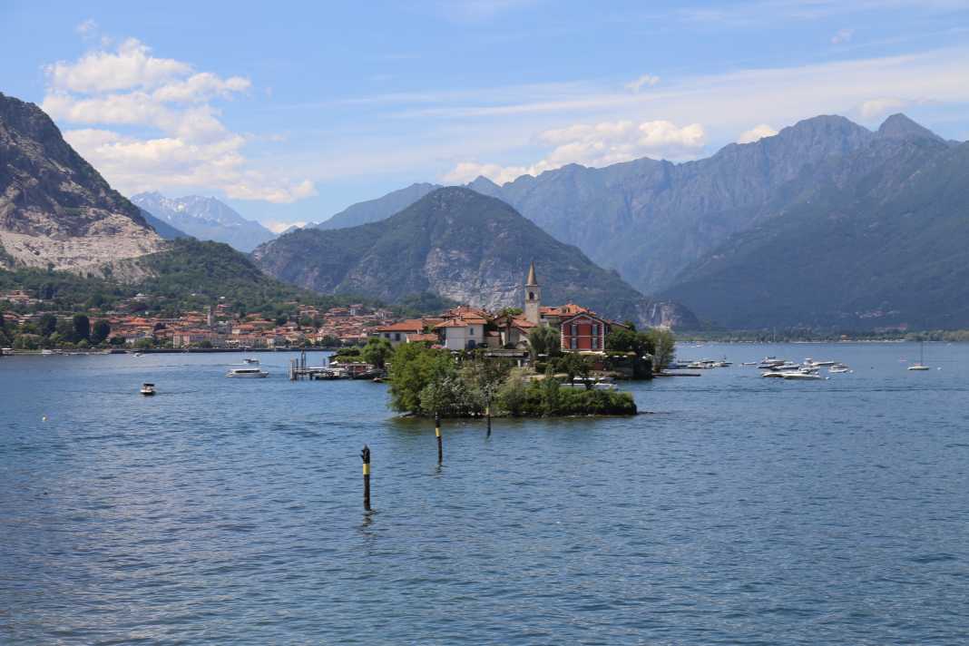 Blick von der Isola Bella auf die benachbarte Fischerinsel Isola dei Pescatori.