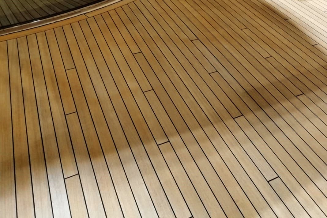 Schritt 1 - Vorbereiten: Das Deck ist einige  Tage durchgetrocknet. Das Boot steht  in einer Halle, oder die Witterung  ist anhaltend trocken