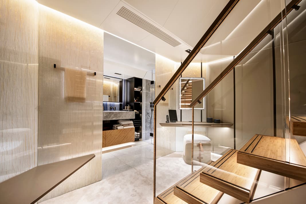 Wellness zone: the owner's bathroom and dressing room are skilfully illuminated