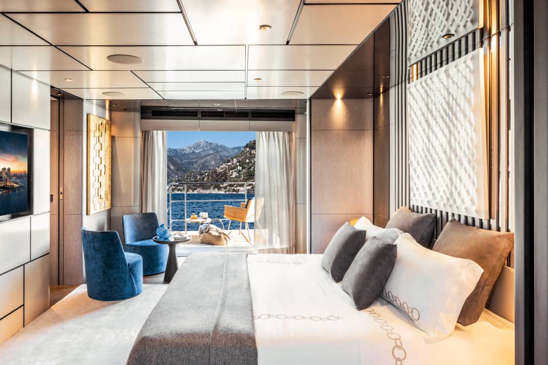 Owner's suite: The dark wooden floor forms a beautiful contrast to the light-coloured interior. On the starboard side, the bulwark opens up to a balcony