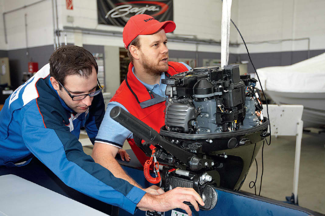 Bevor es zu den Testfahrten aufs Wasser geht, wird jeder Motor angehängt, befestigt und abgestimmt.