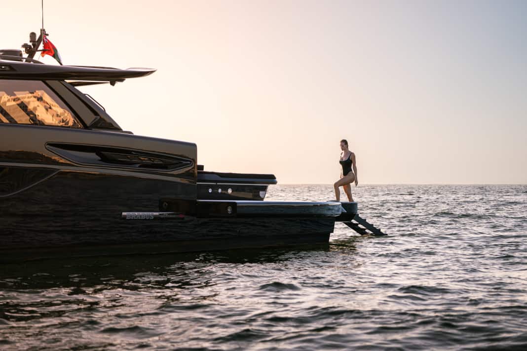 Sunreef Ultima 55 Brabus: Seitliche Klappplattformen lassen sich auf beiden Seiten absenken und vergrößern die Breite von 5,6 auf 7,6 Meter. Die Passarelle dient auch als Badeleiter.