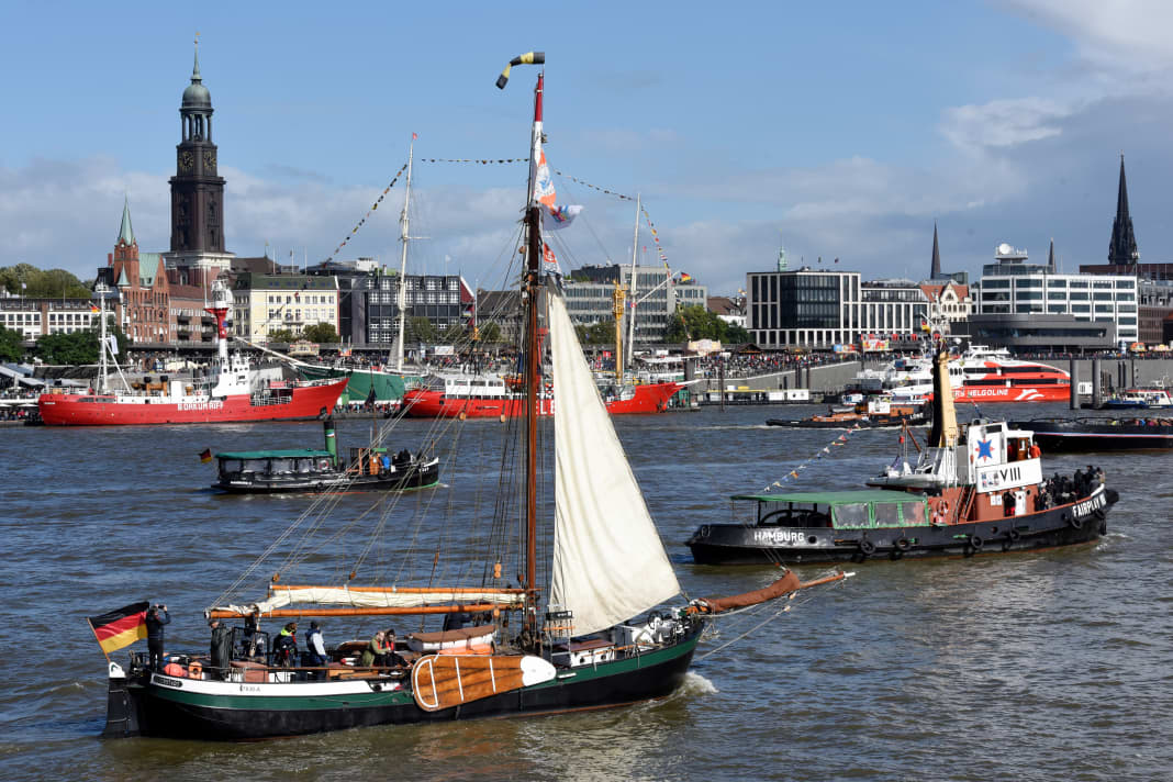 Traditional sailing ship in front of the panorama of the Landungsbrücken with the Michel in the background