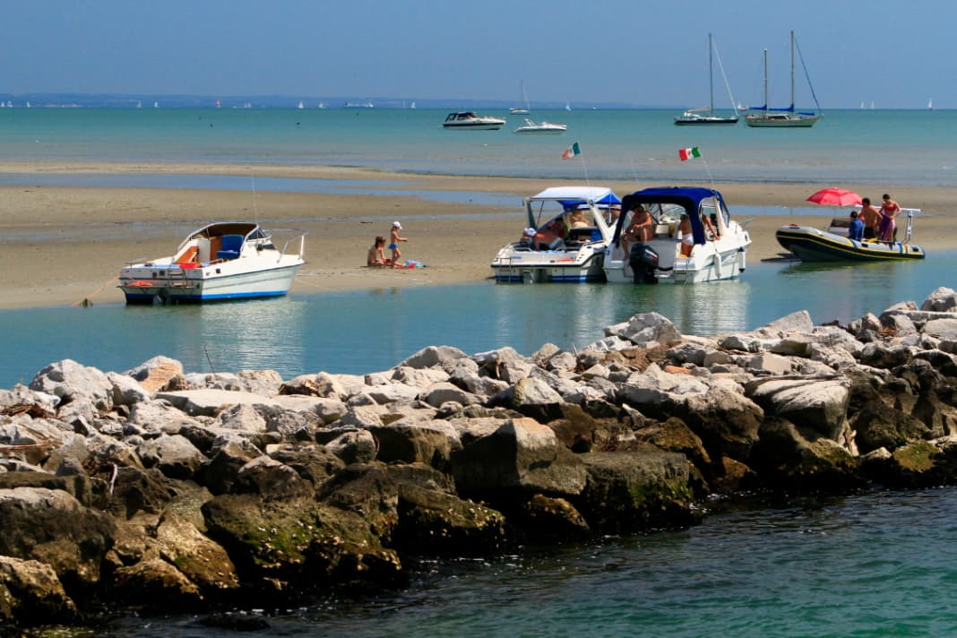 Travelling by charter houseboat on the lagoons of Marano and Grado.