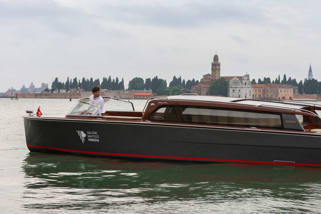 The new project is similar to the traditional water taxis in Venice. The Italian energy company Repower, the Serenella shipyard and Nauta Design worked together on the realisation.